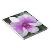 sluiting van een mooie paarse en witte orchidee notitieblok (Schuin)