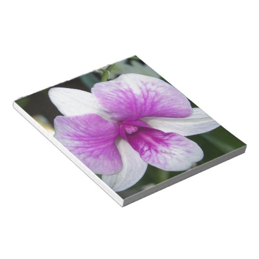sluiting van een mooie paarse en witte orchidee notitieblok (Schuin)