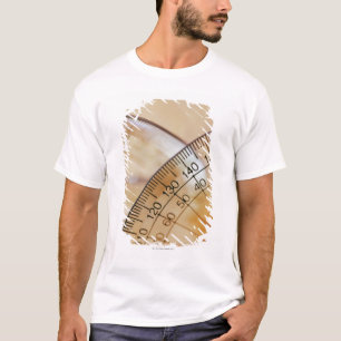 Sluiting van een oprolmechanisme t-shirt