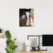 Sluiting van een paard dat vastzit in een stal poster (Thuiskantoor)