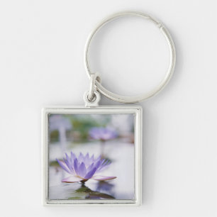 Sluiting van een Paarse waterLily die op drijft Sleutelhanger