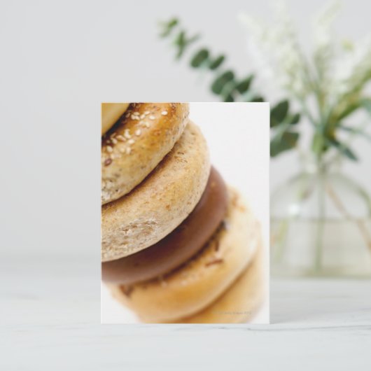 Sluiting van een stapel geassembleerde bagels briefkaart (Staand voorkant)