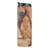 Sluiting van een steenwand als achtergrondpapier,p thermosbeker (Geroteerd rechts)