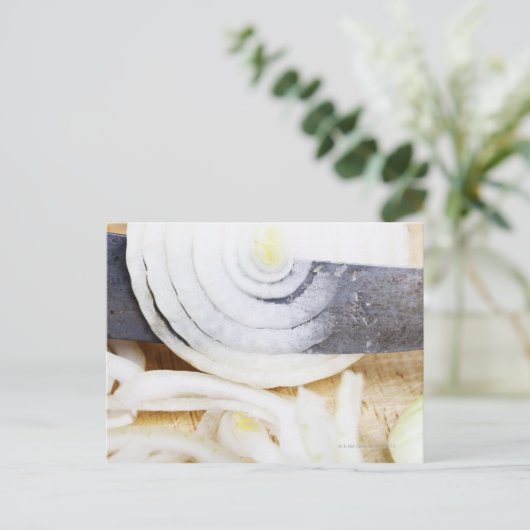 sluiting van een ui die in plakken wordt gesneden briefkaart (Staand voorkant)