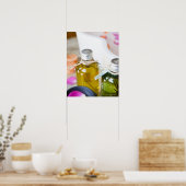 Sluiting van flessen met massageoliën poster (Keuken)