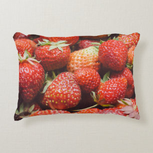 Sluiting van het uitzicht op de verse zomeraardbei accent kussen