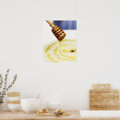 Sluiting van honing die op een dessert druppelt poster (Keuken)
