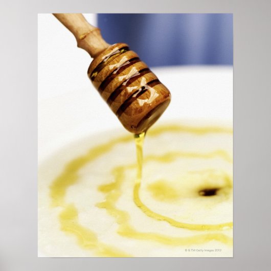 Sluiting van honing die op een dessert druppelt poster (Voorkant)
