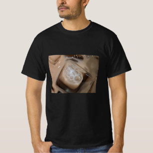 Sluiting van ijsblokjes in thee t-shirt