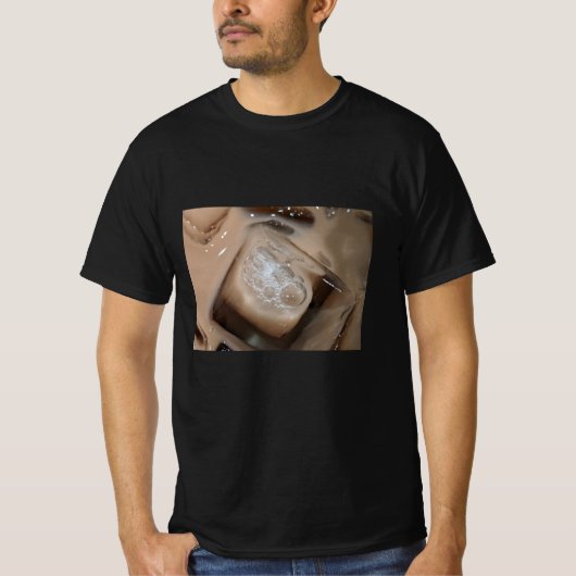 Sluiting van ijsblokjes in thee t-shirt (Voorkant)