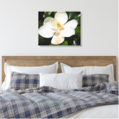 sluiting van magnolia grandiflora op canvas print (Insitu (Slaapkamer))