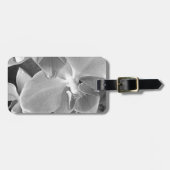 Sluiting van orchidee-bloesems op grijze schaal bagagelabel (Voorkant horizontaal)