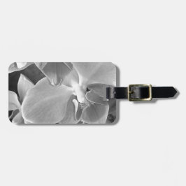 Sluiting van orchidee-bloesems op grijze schaal bagagelabel