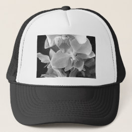 Sluiting van orchidee-bloesems op grijze schaal trucker pet