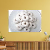 Sluiting van poederdonuts in een bord canvas afdruk (Insitu (Woonkamer))