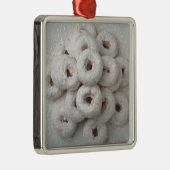 Sluiting van poederdonuts in een bord metalen ornament (Rechts)