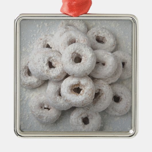 Sluiting van poederdonuts in een bord metalen ornament (Voorkant)