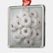 Sluiting van poederdonuts in een bord metalen ornament (Links)