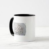 Sluiting van poederdonuts in een bord mok (Voorkant links)