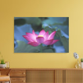 Sluiting van rode lotusbloem en groene bladeren canvas afdruk (Insitu (Woonkamer))