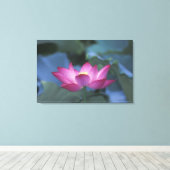 Sluiting van rode lotusbloem en groene bladeren canvas afdruk (Insitu (Houten vloer))