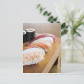 Sluiting van sushi op een tafel briefkaart (Staand voorkant)