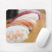 Sluiting van sushi op een tafel muismat (Met muis)