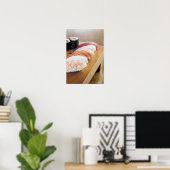 Sluiting van sushi op een tafel poster (Thuiskantoor)