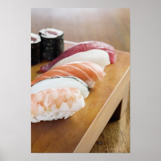 Sluiting van sushi op een tafel poster (Voorkant)