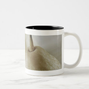 Sluiting van twee peren tweekleurige koffiemok