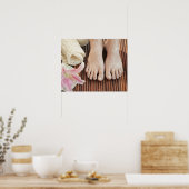 Sluiting van vrouwelijke voeten met kuuroorden poster (Keuken)
