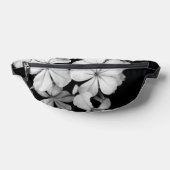 Sluiting van zwarte en witte bloemen heuptasje (Liggend)