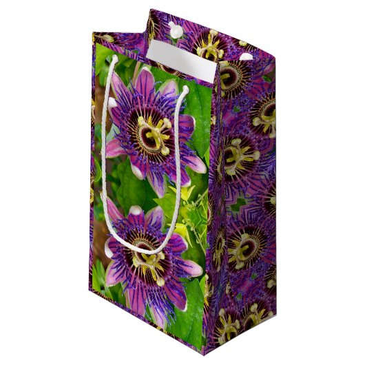 SM Gift Bag Passionvine Bloem Klein Cadeauzakje (Voorkant Gekanteld)