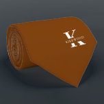 Smaak Oranje Elegant Monogram   Naam | Eenzijdig Stropdas<br><div class="desc">Een elegante eenzijdige stropdas met een groot wit monogram op een Smaak oranjeachtige achtergrond.  Bovenop dit monogram staat je voor- of achternaam uitgeschreven in hoofdletters.  Meer dan 40 unieke kleuren zijn beschikbaar in zowel eenzijdige als tweezijdige versies. Je kunt ze bekijken door op de collectie-link te klikken.</div>