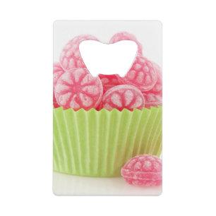 Smaak van frambozenachtige snoepjes in groene beke creditkaart flessenopener