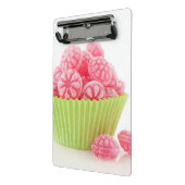 Smaak van frambozenachtige snoepjes in groene beke mini klembord (Angled2)