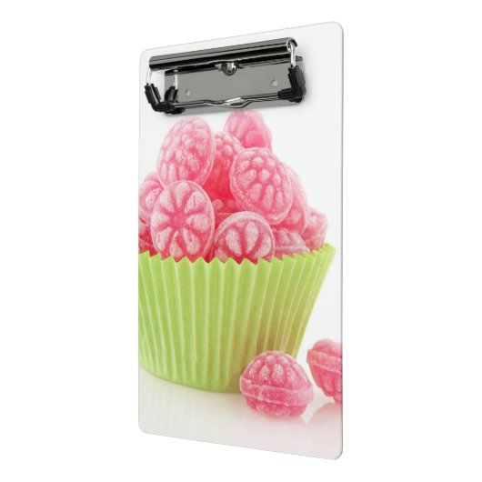 Smaak van frambozenachtige snoepjes in groene beke mini klembord (Angled2)