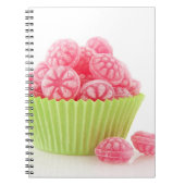 Smaak van frambozenachtige snoepjes in groene beke notitieboek (Voorkant)