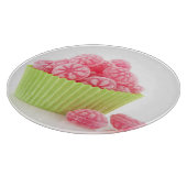 Smaak van frambozenachtige snoepjes in groene beke snijplank (Hoek)