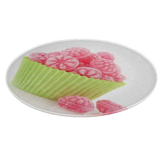 Smaak van frambozenachtige snoepjes in groene beke snijplank (Hoek)