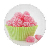 Smaak van frambozenachtige snoepjes in groene beke snijplank (Voorkant)