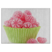 Smaak van frambozenachtige snoepjes in groene beke snijplank (Voorkant)