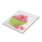 Smaak van frambozenachtige snoepjes in groene beke tegeltje (Zijkant)