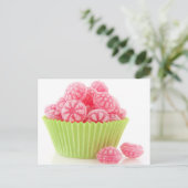 Smaak van frambozenlekkend snoep in groene beker briefkaart (Staand voorkant)