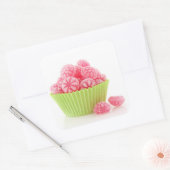 Smaak van frambozenlekkend snoep in groene beker vierkante sticker (Envelop)