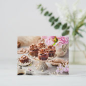 Smakelijke chocolade cupcakes verjaardagstaart feestdagenkaart (Staand voorkant)