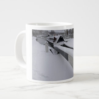 Smalboot op het kanaal op een sneeuwdag grote koffiekop