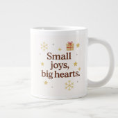 Small Joys, Big Hearts | Cozy Christmas Mug  Grote Koffiekop (Rechts)