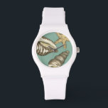 Small Shell Trio op Blauwgroen Horloge<br><div class="desc">Megan Meagher staat bekend om haar eenvoudige kunstwerken. Dit afbeelding geeft de eenvoud weer van de schatten van de zee,  van een kegel en een zeester. Meagher heeft een blauwgroen achtergrond in haar afbeelding om deze schatten te vergelijken. Profiteer vandaag nog van deze fijne kunst op uw Zazzle-product.</div>
