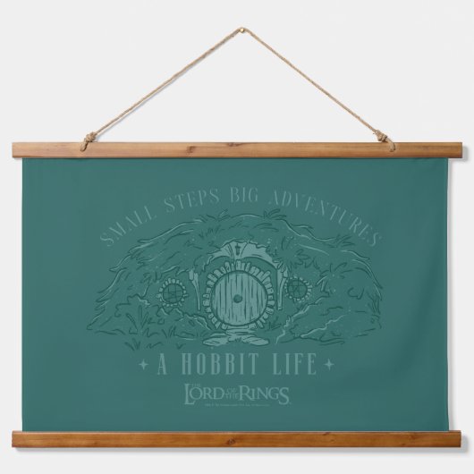 Small Steps, Big Adventures - A Hobbit Life Hangend Wandkleed (Voorkant)